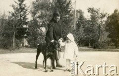 1933, Białokrynica koło Krzemieńca, Polska.
Izabela Rudnicka (później Czerniajew) na spacerze z opiekunką i suczką Mirą.
Fot. NN, zbiory Izabeli i Andrzeja Czerniajewa, reprodukcje cyfrowe w Ośrodku KARTA w Warszawie i w Instytucie Polskim i Muzeum im. gen. Sikorskiego w Londynie.