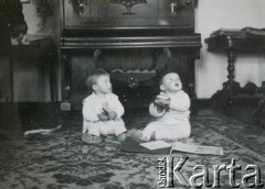 1931, Białokrynica koło Krzemieńca, Polska.
Izabela Rudnicka (z lewej, później Czerniajew) z Karolem Lasotą, synem majora Zygmunta Lasoty, oficera 12 Pułku Ułanów Podolskich. 
Fot. NN, zbiory Izabeli i Andrzeja Czerniajewa, reprodukcje cyfrowe w Ośrodku KARTA w Warszawie i w Instytucie Polskim i Muzeum im. gen. Sikorskiego w Londynie.