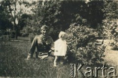 1932, Białokrynica koło Krzemieńca, Polska.
Major Karol Rudnicki, z córką Izabelą w ogrodzie przed domem rodzinnym. Służył w 12 Pułku Ułanów Podolskich. W 1939 roku dostał się do niewoli sowieckiej, więziony w Starobielsku, stracony w 1940 roku w Charkowie.
Fot. NN, zbiory Izabeli i Andrzeja Czerniajewa, reprodukcje cyfrowe w Ośrodku KARTA w Warszawie i w Instytucie Polskim i Muzeum im. gen. Sikorskiego w Londynie.