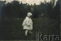1932, Białokrynica koło Krzemieńca, Polska.
Izabela Rudnicka (później Czerniajew).
Fot. NN, zbiory Izabeli i Andrzeja Czerniajewa, reprodukcje cyfrowe w Ośrodku KARTA w Warszawie i w Instytucie Polskim i Muzeum im. gen. Sikorskiego w Londynie.