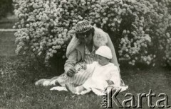1932, Białokrynica koło Krzemieńca, Polska.
Helena Rudnicka z domu Krzeczunowicz z córką Izabelą, w ogrodzie przed domem rodzinnym.
Fot. NN, zbiory Izabeli i Andrzeja Czerniajewa, reprodukcje cyfrowe w Ośrodku KARTA w Warszawie i w Instytucie Polskim i Muzeum im. gen. Sikorskiego w Londynie.