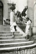 1934, Lwów, Polska.
Izabela Rudnicka (później Czerniajew) z opiekunką, na schodach posiadłości dziadka Waleriana Krzeczunowicza.
Fot. NN, zbiory Izabeli i Andrzeja Czerniajewa, reprodukcje cyfrowe w Ośrodku KARTA w Warszawie i w Instytucie Polskim i Muzeum im. gen. Sikorskiego w Londynie.