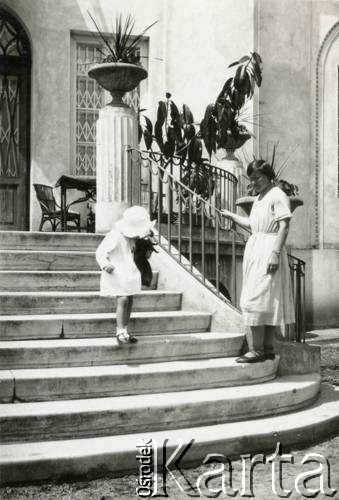 1934, Lwów, Polska.
Izabela Rudnicka (później Czerniajew) z opiekunką, na schodach posiadłości dziadka Waleriana Krzeczunowicza.
Fot. NN, zbiory Izabeli i Andrzeja Czerniajewa, reprodukcje cyfrowe w Ośrodku KARTA w Warszawie i w Instytucie Polskim i Muzeum im. gen. Sikorskiego w Londynie.
