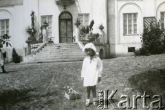 1934, Lwów, Polska.
Izabela Rudnicka (później Czerniajew)  na dziedzińcu posiadłości dziadka Waleriana Krzeczunowicza.
Fot. NN, zbiory Izabeli i Andrzeja Czerniajewa, reprodukcje cyfrowe w Ośrodku KARTA w Warszawie i w Instytucie Polskim i Muzeum im. gen. Sikorskiego w Londynie.