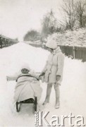 Ok.1937, Białokrynica koło Krzemieńca, Polska.
Koszary wojskowe 12 Pułku Ułanów Podolskich. Z prawej Izabela Rudnicka (po mężcu Czerniajew) z siostrą Reginą Rudnicką.
Fot. NN, zbiory Izabeli i Andrzeja Czerniajewa, reprodukcje cyfrowe w Ośrodku KARTA w Warszawie i w Instytucie Polskim i Muzeum im. gen. Sikorskiego w Londynie.