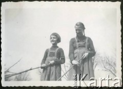Ok.1945, Gorejowice koło Jasła, Polska.
Z prawej Izabela Rudnicka (później Czerniajew) z siostrą Reginą Rudnicką.
Fot. NN, zbiory Izabeli i Andrzeja Czerniajewa, reprodukcje cyfrowe w Ośrodku KARTA w Warszawie i w Instytucie Polskim i Muzeum im. gen. Sikorskiego w Londynie.