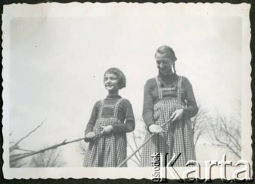 Ok.1945, Gorejowice koło Jasła, Polska.
Z prawej Izabela Rudnicka (później Czerniajew) z siostrą Reginą Rudnicką.
Fot. NN, zbiory Izabeli i Andrzeja Czerniajewa, reprodukcje cyfrowe w Ośrodku KARTA w Warszawie i w Instytucie Polskim i Muzeum im. gen. Sikorskiego w Londynie.