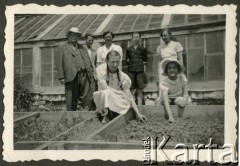 Ok.1945, Gorejowice koło Jasła, Polska.
Z przodu Izabela Rudnicka (później Czerniajew) z siostrą Reginą. Od lewej: Walerian Krzeczunowicz, Zbigniew Sroczyński, Izabela Sroczyńska, 1. z prawej Helena Rudnicka, z domu Krzeczunowicz (matka Izabeli i Reginy).
Fot. NN, zbiory Izabeli i Andrzeja Czerniajewa, reprodukcje cyfrowe w Ośrodku KARTA w Warszawie i w Instytucie Polskim i Muzeum im. gen. Sikorskiego w Londynie.