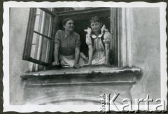 Ok. 1942, Gorejowice koło Jasła, Polska.
Izabela Rudnicka (później Czerniajew) z opiekunką Anielą, w majątku ciotki.
Fot. NN, zbiory Izabeli i Andrzeja Czerniajewa, reprodukcje cyfrowe w Ośrodku KARTA w Warszawie i w Instytucie Polskim i Muzeum im. gen. Sikorskiego w Londynie.