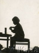 Ok. 1936, Białokrynica koło Krzemieńca, Polska. 
Izabela Rudnicka (później Czerniajew) podczas zabawy.
Fot. NN, zbiory Izabeli i Andrzeja Czerniajewa, reprodukcje cyfrowe w Ośrodku KARTA w Warszawie i w Instytucie Polskim i Muzeum im. gen. Sikorskiego w Londynie.