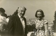 1966, Rzym, Włochy.
Izabela Rudnicka (po mężu Czerniajew), ze stryjem Klemensem Rudnickim, byłym generałem brygady, dowódcą 1 Dywizji Pancernej.
Fot. NN, zbiory Izabeli i Andrzeja Czerniajewa, reprodukcje cyfrowe w Ośrodku KARTA w Warszawie i w Instytucie Polskim i Muzeum im. gen. Sikorskiego w Londynie.