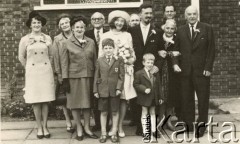 1968, Londyn, Anglia, Wielka Brytania.
Rodzinna fotografia wykonana w dniu ślubu Izabeli z domu Rudnickiej i Andrzeja Czerniajew. Uroczystość odbyła się w kościele św. Andrzeja Boboli. Od prawej: stryj panny młodej Klemens Rudnicki (były generał brygady, dowódca 1 Dywizji Pancernej), matka panny młodej Helena Rudnicka z domu Krzeczunowicz, siostrzeniec pana młodego Marek Szablewski, Marek Krzeczunowicz, para młoda, matka pana młodego Zofia Czerniajew, 1. z lewej siostra pana młodego Barbara Szablewska. W drugim rzędzie od lewej Halina i Kornel Krzeczunowicz.
Fot. NN, zbiory Izabeli i Andrzeja Czerniajewa, reprodukcje cyfrowe w Ośrodku KARTA w Warszawie i w Instytucie Polskim i Muzeum im. gen. Sikorskiego w Londynie.