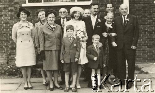 1968, Londyn, Anglia, Wielka Brytania.
Rodzinna fotografia wykonana w dniu ślubu Izabeli z domu Rudnickiej i Andrzeja Czerniajew. Uroczystość odbyła się w kościele św. Andrzeja Boboli. Od prawej: stryj panny młodej Klemens Rudnicki (były generał brygady, dowódca 1 Dywizji Pancernej), matka panny młodej Helena Rudnicka z domu Krzeczunowicz, siostrzeniec pana młodego Marek Szablewski, Marek Krzeczunowicz, para młoda, matka pana młodego Zofia Czerniajew, 1. z lewej siostra pana młodego Barbara Szablewska. W drugim rzędzie od lewej Halina i Kornel Krzeczunowicz.
Fot. NN, zbiory Izabeli i Andrzeja Czerniajewa, reprodukcje cyfrowe w Ośrodku KARTA w Warszawie i w Instytucie Polskim i Muzeum im. gen. Sikorskiego w Londynie.