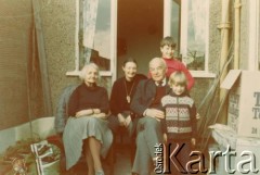 Lato 1979, Ruislip, Londyn, Anglia, Wielka Brytania.
Izabela Czerniajew, ze stryjem Klemensem Rudnickim (byłym generałem brygady, dowódcą 1 Dywizji Pancernej), matką Heleną Rudnicką z domu Krzeczunowicz oraz synami Piotrem (z tyłu) i Pawłem.
Fot. NN, zbiory Izabeli i Andrzeja Czerniajewa, reprodukcje cyfrowe w Ośrodku KARTA w Warszawie i w Instytucie Polskim i Muzeum im. gen. Sikorskiego w Londynie.