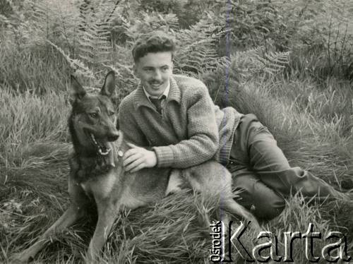 1958, Sheffield, Anglia, Wielka Brytania. 
Andrzej Czerniajew z psem Reksem. 
Fot. NN, zbiory Izabeli i Andrzeja Czerniajewa, reprodukcje cyfrowe w Ośrodku KARTA w Warszawie i w Instytucie Polskim i Muzeum im. gen. Sikorskiego w Londynie.