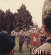 Lata 60., Lilford Park, Northamptonshire, Anglia, Wielka Brytania.
Zlot harcerski. Generał Władysław Anders stoi przed sztandarem, asystuje mu Jan Prokop (za generałem), przodem Luna Golińska.
Fot. NN, zbiory Izabeli i Andrzeja Czerniajewa, reprodukcje cyfrowe w Ośrodku KARTA w Warszawie i w Instytucie Polskim i Muzeum im. gen. Sikorskiego w Londynie.