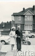 1968, Londyn, Anglia, Wielka Brytania.
Izabela Czerniajew z domu Rudnicka w dniu ślubu, ze stryjem generałem brygady Klemensem Rudnickim.
Fot. NN, zbiory Izabeli i Andrzeja Czerniajewa, reprodukcje cyfrowe w Ośrodku KARTA w Warszawie i w Instytucie Polskim i Muzeum im. gen. Sikorskiego w Londynie.