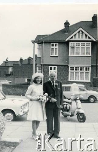 1968, Londyn, Anglia, Wielka Brytania.
Izabela Czerniajew z domu Rudnicka w dniu ślubu, ze stryjem generałem brygady Klemensem Rudnickim.
Fot. NN, zbiory Izabeli i Andrzeja Czerniajewa, reprodukcje cyfrowe w Ośrodku KARTA w Warszawie i w Instytucie Polskim i Muzeum im. gen. Sikorskiego w Londynie.