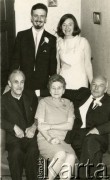 1968, Londyn, Anglia, Wielka Brytania.
Andrzej Czerniajew i Izabela Rudnicka z księdzem Józefem Warszawskim, który udzielał im ślubu oraz Nyutą Scazighino (ciotką Izabeli Czerniajew) i byłym generałem brygady Klemensem Rudnickim (stryjem Izabeli Czerniajew). Fotografia wykonana przez ślubem Andrzeja i Izabeli Czerniajew.
Fot. NN, zbiory Izabeli i Andrzeja Czerniajewa, reprodukcje cyfrowe w Ośrodku KARTA w Warszawie i w Instytucie Polskim i Muzeum im. gen. Sikorskiego w Londynie.