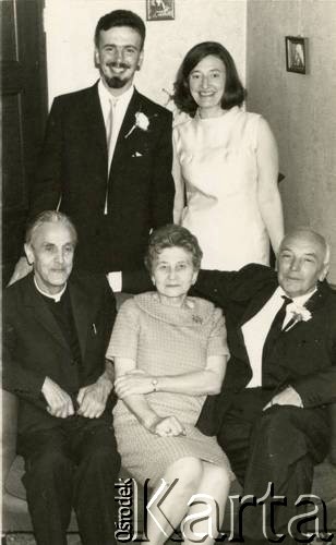 1968, Londyn, Anglia, Wielka Brytania.
Andrzej Czerniajew i Izabela Rudnicka z księdzem Józefem Warszawskim, który udzielał im ślubu oraz Nyutą Scazighino (ciotką Izabeli Czerniajew) i byłym generałem brygady Klemensem Rudnickim (stryjem Izabeli Czerniajew). Fotografia wykonana przez ślubem Andrzeja i Izabeli Czerniajew.
Fot. NN, zbiory Izabeli i Andrzeja Czerniajewa, reprodukcje cyfrowe w Ośrodku KARTA w Warszawie i w Instytucie Polskim i Muzeum im. gen. Sikorskiego w Londynie.