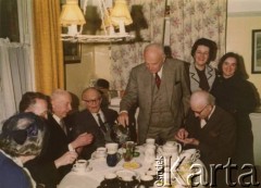 9.03.1975, Londyn, Anglia, Wielka Brytania.
Chrzciny Pawła, syna Andrzeja i Izabeli Czerniajew. Od prawej: Leon Krzeczunowicz, z tyłu Eugenia Maresch i Izabela Czerniajew, były generał brygady Klemens Rudnicki, Kornel Krzeczunowicz, były generał dywizji Stanisław Kopański.
Fot. NN, zbiory Izabeli i Andrzeja Czerniajewa, reprodukcje cyfrowe w Ośrodku KARTA w Warszawie i w Instytucie Polskim i Muzeum im. gen. Sikorskiego w Londynie.