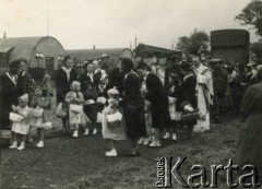 Po 1945, Anglia, Wielka Brytania.
Procesja Bożego Ciała w obozie dla Polaków.
Fot. NN, zbiory Izabeli i Andrzeja Czerniajewa, reprodukcje cyfrowe w Ośrodku KARTA w Warszawie i w Instytucie Polskim i Muzeum im. gen. Sikorskiego w Londynie.