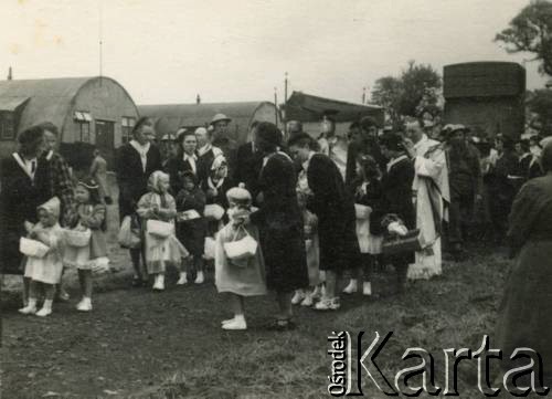 Po 1945, Anglia, Wielka Brytania.
Procesja Bożego Ciała w obozie dla Polaków.
Fot. NN, zbiory Izabeli i Andrzeja Czerniajewa, reprodukcje cyfrowe w Ośrodku KARTA w Warszawie i w Instytucie Polskim i Muzeum im. gen. Sikorskiego w Londynie.