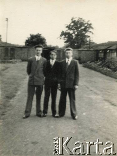 Ok.1954, Lilford Park, Northamptonshire, Anglia, Wielka Brytania.
Uczniowie Lilford Polish Technical School. 1. z lewej prawdopodobnie Andrzej Czerniajew.
Fot. NN, zbiory Izabeli i Andrzeja Czerniajewa, reprodukcje cyfrowe w Ośrodku KARTA w Warszawie i w Instytucie Polskim i Muzeum im. gen. Sikorskiego w Londynie.