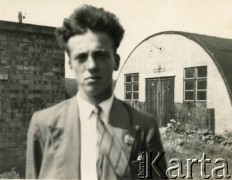 1954, Lilford Park, Northamptonshire, Anglia, Wielka Brytania.
Andrzej Czerniajew, uczeń Lilford Polish Technical School.
Fot. NN, zbiory Izabeli i Andrzeja Czerniajewa, reprodukcje cyfrowe w Ośrodku KARTA w Warszawie i w Instytucie Polskim i Muzeum im. gen. Sikorskiego w Londynie.