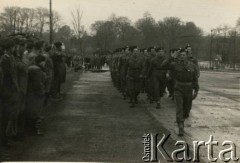 3.05.1954, Lilford Park, Northamptonshire, Anglia, Wielka Brytania.
Defilada kompanii szkolnej w Lilford Polish Technical School, do której uczęszczał Andrzej Czerniajew.
Fot. NN, zbiory Izabeli i Andrzeja Czerniajewa, reprodukcje cyfrowe w Ośrodku KARTA w Warszawie i w Instytucie Polskim i Muzeum im. gen. Sikorskiego w Londynie.