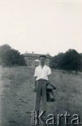 1954/55, West Wycombe Hill, Anglia, Wielka Brytania.
Andrzej Czerniajew na tle Mauzoleum Dashwoodów.
Fot. NN, zbiory Izabeli i Andrzeja Czerniajewa, reprodukcje cyfrowe w Ośrodku KARTA w Warszawie i w Instytucie Polskim i Muzeum im. gen. Sikorskiego w Londynie.