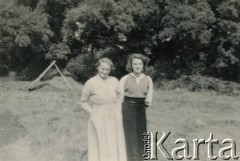 Lata 50., Iscoyed Park, Walia, Wielka Brytania.
Zofia Czerniajew, z domu Jędrzejewska córką Barbarą (po mężu Szablewską).
Fot. NN, zbiory Izabeli i Andrzeja Czerniajewa, reprodukcje cyfrowe w Ośrodku KARTA w Warszawie i w Instytucie Polskim i Muzeum im. gen. Sikorskiego w Londynie.