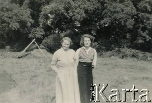 Lata 50., Iscoyed Park, Walia, Wielka Brytania.
Zofia Czerniajew, z domu Jędrzejewska córką Barbarą (po mężu Szablewską).
Fot. NN, zbiory Izabeli i Andrzeja Czerniajewa, reprodukcje cyfrowe w Ośrodku KARTA w Warszawie i w Instytucie Polskim i Muzeum im. gen. Sikorskiego w Londynie.