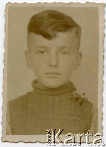 Ok.1946, Bawaria, amerykańska strefa okupacyjna Niemiec.
Andrzej Czerniajew, w obozie dla dipisów.
Fot. NN, zbiory Izabeli i Andrzeja Czerniajewa, reprodukcje cyfrowe w Ośrodku KARTA w Warszawie i w Instytucie Polskim i Muzeum im. gen. Sikorskiego w Londynie.