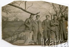 1955, Lilford Park, Northamptonshire, Anglia, Wielka Brytania.
Od prawej: Wójcik, Andrzej Czerniajew, Ryszard Sawicki, Marian Walak, Ryszard Kuraś - uczniowie Lilford Polish Technical School. 
Fot. NN, zbiory Izabeli i Andrzeja Czerniajewa, reprodukcje cyfrowe w Ośrodku KARTA w Warszawie i w Instytucie Polskim i Muzeum im. gen. Sikorskiego w Londynie.