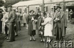 1956, Iscoyed Park, Walia, Wielka Brytania.
1. z lewej Andrzej Czerniajew z matką Zofią Czerniajew, z domu Jędrzejewską, w tle szpital wojskowy. 
Fot. NN, zbiory Izabeli i Andrzeja Czerniajewa, reprodukcje cyfrowe w Ośrodku KARTA w Warszawie i w Instytucie Polskim i Muzeum im. gen. Sikorskiego w Londynie.