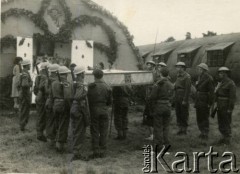 1954, Lilford Park, Northamptonshire, Anglia, Wielka Brytania.
Uroczystość Bożego Ciało. W asyście procesyjnej uczniowie Lilford Polish Technical School (do której uczęszczał Andrzej Czerniajew) przed ołtarzem wykonanym przez harcerzy.
Fot. NN, zbiory Izabeli i Andrzeja Czerniajewa, reprodukcje cyfrowe w Ośrodku KARTA w Warszawie i w Instytucie Polskim i Muzeum im. gen. Sikorskiego w Londynie.