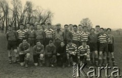 1953/54, Anglia, Wielka Brytania.
Polska drużyna piłkarska z trenerem p. Kluk. W dolnym rzędzie: 1. z prawej Tadeusz Skrzypczak, 4. Sawicki, w górnym rzędzie 2. z lewej Józef Burmicz, 5. Stanisław Wysocki, 11. Gołub, 7. Eugeniusz Reda, Bolesław Lender, 2. z prawej Zbigniew Tomaszewski.                 
Fot. NN, zbiory Izabeli i Andrzeja Czerniajewa, reprodukcje cyfrowe w Ośrodku KARTA w Warszawie i w Instytucie Polskim i Muzeum im. gen. Sikorskiego w Londynie.