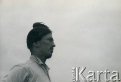 1958, Kanał La Manche.
Andrzej Czerniajew na jachcie, w czasie reju do Normandii.
Fot. NN, zbiory Izabeli i Andrzeja Czerniajewa, reprodukcje cyfrowe w Ośrodku KARTA w Warszawie i w Instytucie Polskim i Muzeum im. gen. Sikorskiego w Londynie.