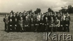 1956, Lilford Park, Northamptonshire, Anglia, Wielka Brytania.
Uczniowie ostatniej klasy Lilford Polish Technical School wraz kadrą nauczycielską: 4. z lewej prof. Dufek, prof. języka polskiego Kusz, dyrektor Stachurski, ks. Bartel, prof. Jürgen, prof. języka angielskiego Pastuszek, trener Kluk. Uczniowie w górnym rzędzie od prawej: 2. Stanisław Tomaszewski, Bolesław Burszowski, 5. Józef Burmicz, Bolesław Lender, Ryszard Kuraś, 8. Gołup, w środku wychowawca prof. Chomyszyniec, obok Zagajewski, Eugeniusz Giedroyc, Stanisław Wysocki, Andrzej Czerniajew, Reda, 3. z lewej Tadeusz Skrzypczak, 1. Sylwin Motłoch.  W dolnym rzędzie od lewej: Bolesław Dzik i  Wielusiński.
Fot. NN, zbiory Izabeli i Andrzeja Czerniajewa, reprodukcje cyfrowe w Ośrodku KARTA w Warszawie i w Instytucie Polskim i Muzeum im. gen. Sikorskiego w Londynie.