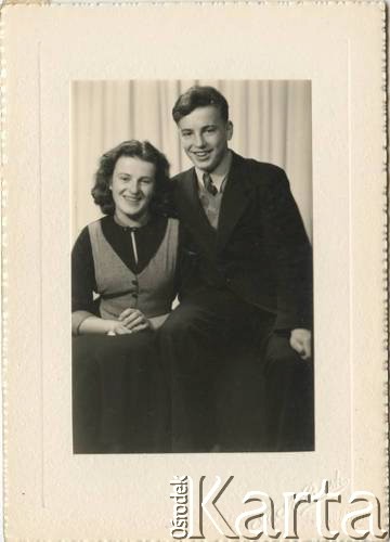 4.01.1952, Londyn, Anglia, Wielka Brytania.
Rodzeństwo Andrzej Czerniajew i Barbara Szablewska.
Fot. A.A. Busch, zbiory Izabeli i Andrzeja Czerniajewa, reprodukcje cyfrowe w Ośrodku KARTA w Warszawie i w Instytucie Polskim i Muzeum im. gen. Sikorskiego w Londynie.
