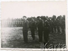 Maj 1945, Holandia.
Przegląd wojska po przejęciu 1 Dywizji Pancernej przez generała brygady Klemensa Rudnickiego (1. z lewej). 
Fot. NN, zbiory Izabeli i Andrzeja Czerniajewa, reprodukcje cyfrowe w Ośrodku KARTA w Warszawie i w Instytucie Polskim i Muzeum im. gen. Sikorskiego w Londynie.