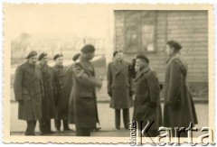 Lata.40, prawdopodobnie Wielka Brytania.
Generał Władysław Anders w otoczeniu polskich żołnierzy.
Fot. NN, zbiory Izabeli i Andrzeja Czerniajewa, reprodukcje cyfrowe w Ośrodku KARTA w Warszawie i w Instytucie Polskim i Muzeum im. gen. Sikorskiego w Londynie.