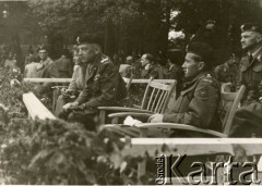 Maj 1945, Holandia.
Generał brygady Klemens Rudnicki, dowódca 1 Dywizji Pancernej, podczas uroczystości.
Fot. NN, zbiory Izabeli i Andrzeja Czerniajewa, reprodukcje cyfrowe w Ośrodku KARTA w Warszawie i w Instytucie Polskim i Muzeum im. gen. Sikorskiego w Londynie.