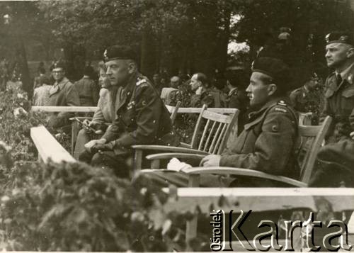 Maj 1945, Holandia.
Generał brygady Klemens Rudnicki, dowódca 1 Dywizji Pancernej, podczas uroczystości.
Fot. NN, zbiory Izabeli i Andrzeja Czerniajewa, reprodukcje cyfrowe w Ośrodku KARTA w Warszawie i w Instytucie Polskim i Muzeum im. gen. Sikorskiego w Londynie.