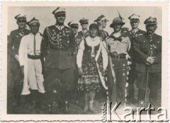 Przed 1939, Wołyń, Polska.
Manewry kawaleryjskie. Uroczystość z udziałem miejscowej ludności. Z przodu po lewej Władysław Anders, 1. z prawej Kuczek, 1. z lewej Karol Rudnicki, ojciec Izabeli Czerniajew.
Fot. NN, zbiory Izabeli i Andrzeja Czerniajewa, reprodukcje cyfrowe w Ośrodku KARTA w Warszawie i w Instytucie Polskim i Muzeum im. gen. Sikorskiego w Londynie.