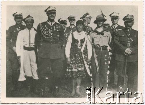 Przed 1939, Wołyń, Polska.
Manewry kawaleryjskie. Uroczystość z udziałem miejscowej ludności. Z przodu po lewej Władysław Anders, 1. z prawej Kuczek, 1. z lewej Karol Rudnicki, ojciec Izabeli Czerniajew.
Fot. NN, zbiory Izabeli i Andrzeja Czerniajewa, reprodukcje cyfrowe w Ośrodku KARTA w Warszawie i w Instytucie Polskim i Muzeum im. gen. Sikorskiego w Londynie.