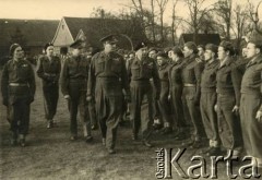 1945, Maczków (Haren), Saksonia.
Przegląd żołnierzy. Z prawej idzie generał brygady Klemens Rudnicki, stryj Izabeli Czerniajew.
Fot. NN, zbiory Izabeli i Andrzeja Czerniajewa, reprodukcje cyfrowe w Ośrodku KARTA w Warszawie i w Instytucie Polskim i Muzeum im. gen. Sikorskiego w Londynie.