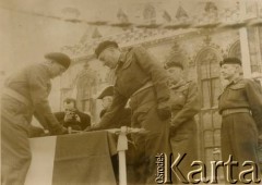 1948, Breda, Holandia.
Uroczystość upamiętniająca wyzwolenie Bredy. Wbijanie gwoździa w sztandar ufundowany przez mieszkańców miasta. 2. z prawej generał brygady Klemens Rudnicki, dowódca 1 Dywizji Pancernej, z tyłu 2. z lewej mer miasta von Stolbe.
Fot. NN, zbiory Izabeli i Andrzeja Czerniajewa, reprodukcje cyfrowe w Ośrodku KARTA w Warszawie i w Instytucie Polskim i Muzeum im. gen. Sikorskiego w Londynie.