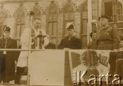 1948, Breda, Holandia.
Uroczystość upamiętniająca wyzwolenie Bredy. Na zdjęciu sztandar ofiarowany przez Holendrów. Z prawej generał brygady Klemens Rudnicki, dowódca 1 Dywizji Pancernej, w środku mer miasta von Stolbe.
Fot. NN, zbiory Izabeli i Andrzeja Czerniajewa, reprodukcje cyfrowe w Ośrodku KARTA w Warszawie i w Instytucie Polskim i Muzeum im. gen. Sikorskiego w Londynie.